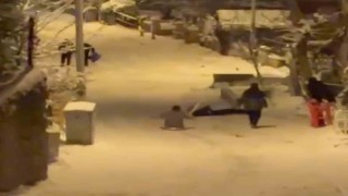 Karda kayak keyfi hastanede bitti... Genç kızın duvara çarpma anı kamerada
