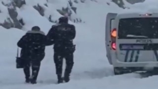 Karda mahsur kalanların yardımına polisler yetişti