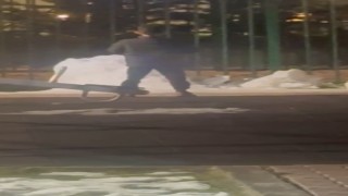 Kardan adamının yıkıldığını gördü, cenaze namazına durdu