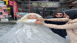 Kardan gelin ile damat yapıp altın taktılar