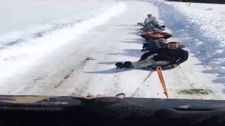 Karın keyfini tekerleklerden yaptıkları kızak ile çıkardılar