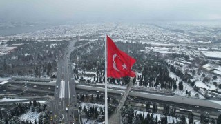 Karla bütünleşen Edirnekapı Şehitliğindeki dev Türk bayrağı havadan görüntülendi