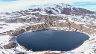 Karla kaplanmış doğal bir cennet: Süphan Dağı ve Aygır Gölü
