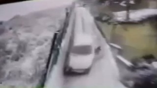 Karla kaplı yokuştan aracı kaymaya başlayan sürücü atlayarak kurtuldu