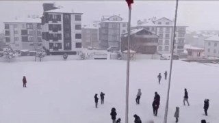 Karlı havada yürek ısıtan görüntüler: Çıkartayım mı sizi kar topu oynamaya?
