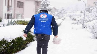 Karlı yolları aşarak ulaştırdılar