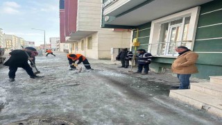 Karsın kaldırımların buzu kırılıyor