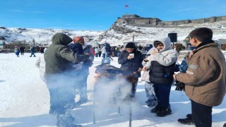 Karsta çocuklar kar şenliğinde gönüllerince eğlendi