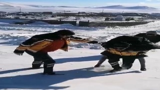 Karsta sağlık çalışanı yaşlı kadını sırtında ambulansa taşıdı