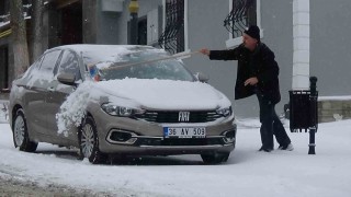 Karsta vatandaşların kar mesaisi başladı