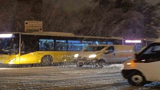 Kartalda frenleri tutmayan İETT otobüsü şoförü yolcuları indirdi