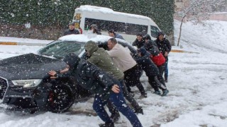 Kartalda karda mahsur kalan araç sürücüsünün imdadına vatandaşlar yetişti