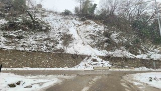 Kastamonuda dağdan kopan taşlar yola düştü: 3 bina tahliye edildi