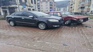 Kastamonuda iki otomobil çarpıştı, sürücüler burnu bile kanamadan kurtuldu