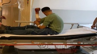 Kavga edenleri ayırmak isterken bıçakla yaralandı