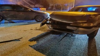 Kavşakta 2 araç çarpıştı: 1 yaralı