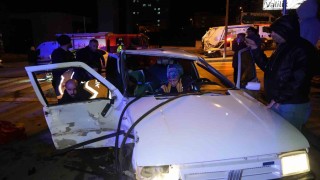 Kavşakta çarpışan 2 otomobil hurdaya döndü: 3 yaralı