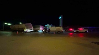 Kavşakta çarpışan tırların sürücüleri yaralandı