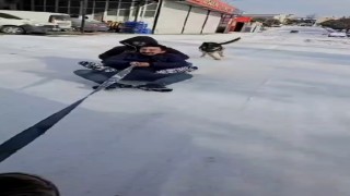 Kayak keyfi yapanlara eşlik eden köpek renkli görüntüler oluşturdu