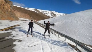 Kayak severler Eğribelde buluştu; Eski yol kayak pisti oldu