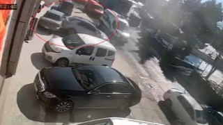 Kayan araç park halindeki otomobillere çarptı: O anlar kamerada