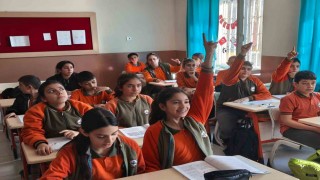Kaymakam çocuklara bisiklet vadetti: Eğitimde kıyasıya yarış başladı
