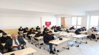 Kaymakam Kılıç, öğrencilerle birlikte kitap okudu