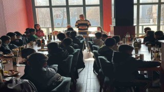 Kaymakamdan öğrencilere sürpriz pizza ve maç etkinliği