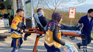 Kaza yapan aracın parçaları ağaçta asılı kaldı: 1i bebek 4 yaralı
