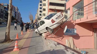 Kazara el freni indirilen otomobil binanın merdiveninde asılı kaldı