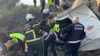 Kendisini kurtaran komisere sımsıkı sarıldı