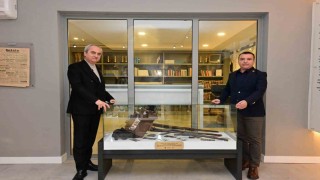Kepez Belediye Başkanı Kocagözden Basın Galerisine tarihi fotoğraf makinesi