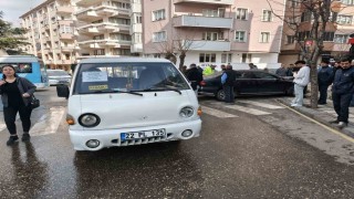 Keşanda aydınlatma direğine çarpan otomobilin sürücüsü yaralandı