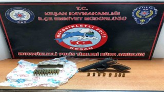 Keşanda otomobilde yapılan kontrolde ruhsatsız tabanca ele geçirildi