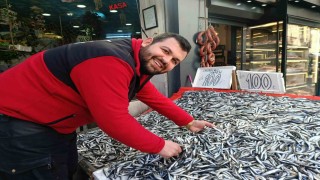 Kilosu 100 liraya düştü, tezgahlar şenlendi
