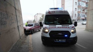Kırıkkalede otomobil beton duvara çarptı: 2 ağır yaralı