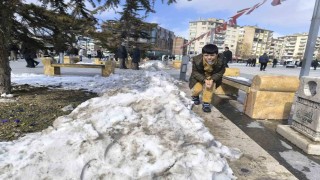 Kırşehirde çocukların kar sevinci kısa sürdü