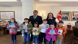 Kitabını okuyan valiliğe koştu