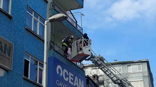 Kocaelide apartman deposunda çıkan yangında mahsur kalan 2 kadını itfaiye kurtardı