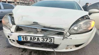 Kocaelinde otomobil önündeki araca çarptı: 1 çocuk yaralı