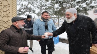 Başkan Çolakbayrakdar’dan vatandaşa salep ikramı