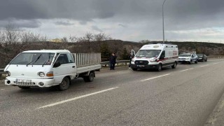 Kontrolden çıkan kamyonet bariyerlere çarptı, sürücüsü yaralandı