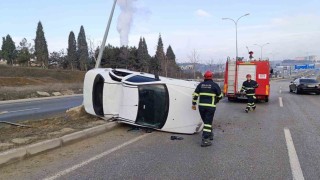Kontrolden çıkan otomobil devrildi, 2 kişi yaralandı