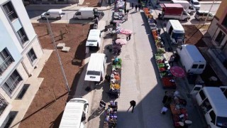 Konutlarda kalan depremzedeler için semt pazarı kuruldu