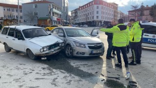 Konyada iki otomobil çarpıştı: 2 yaralı