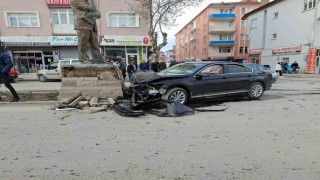Konyada kontrolden çıkan otomobil heykele çarptı