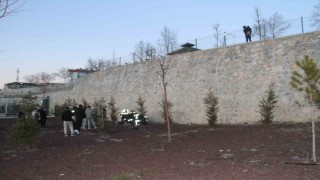 Konyada seyir tepesinde fotoğraf çekmek isterken düşen 2 kişi yaralandı