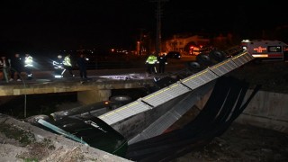 Köprüden uçan tırın sürücüsü aracı bırakıp kayıplara karıştı