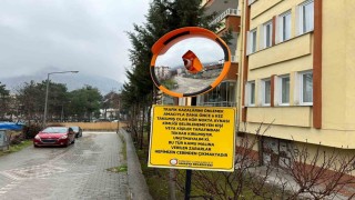 Kör nokta aynası 7. defa kırıldı, Amasya Belediyesi fotoğrafını paylaştı