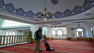 Körfezin camilerinde Ramazan temizliği